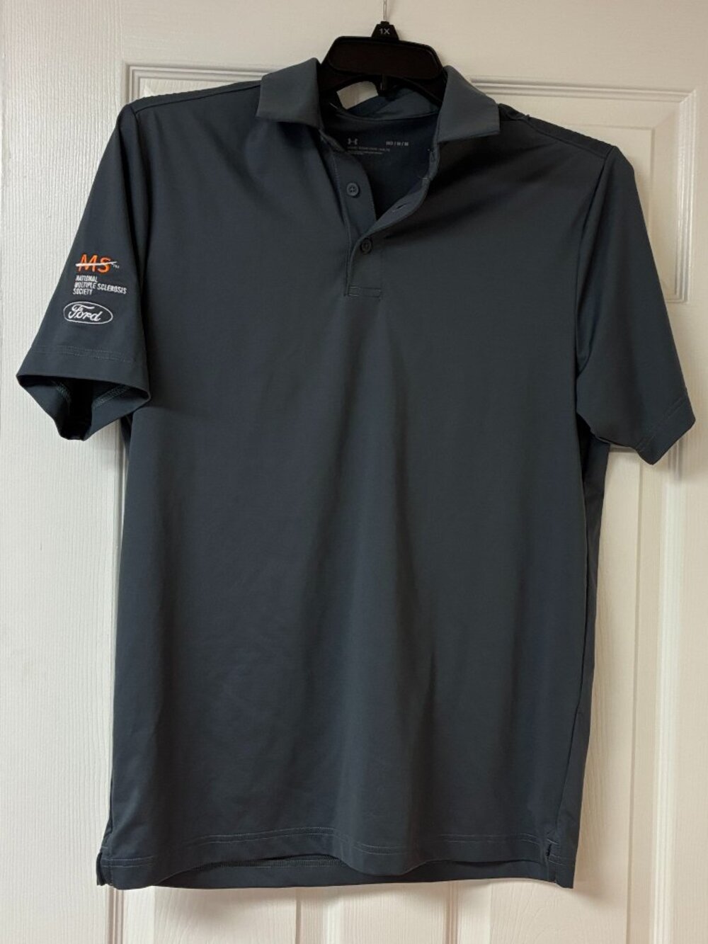 Men's Medium Under Armour Loose Fit Golf Polo - Logos on Sleeve - Dark Gray